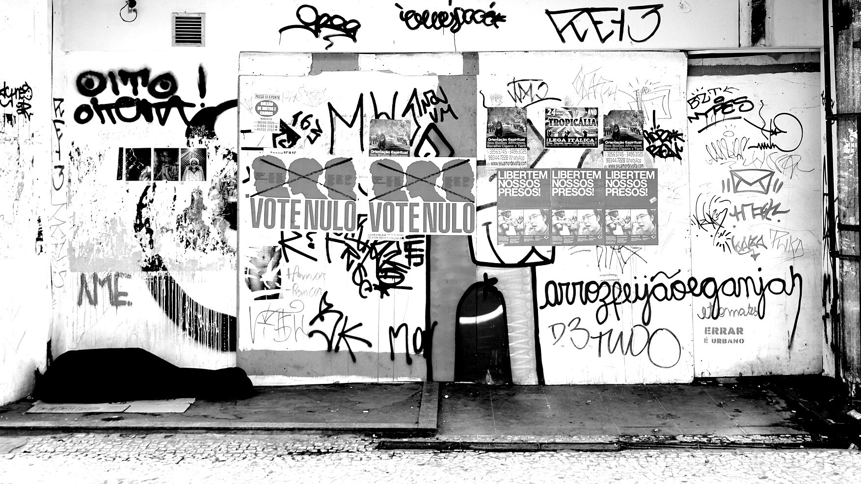 BW grafitti wall